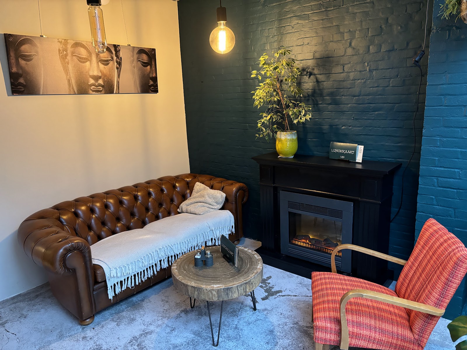 Chesterfield, haard en de lunchkaart in Lunchcafé Lies