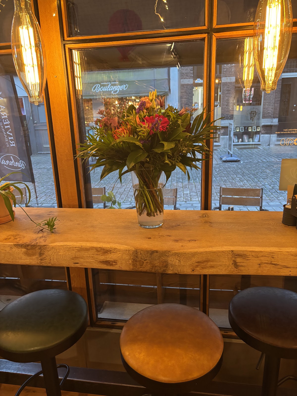 De tafel bij het raam